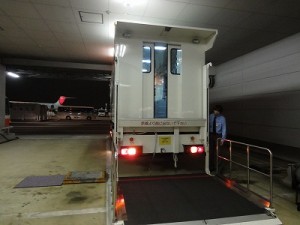 車で空港内移動