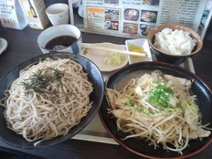 メガ盛りの野菜炒め定食＆メガ盛りざるそば